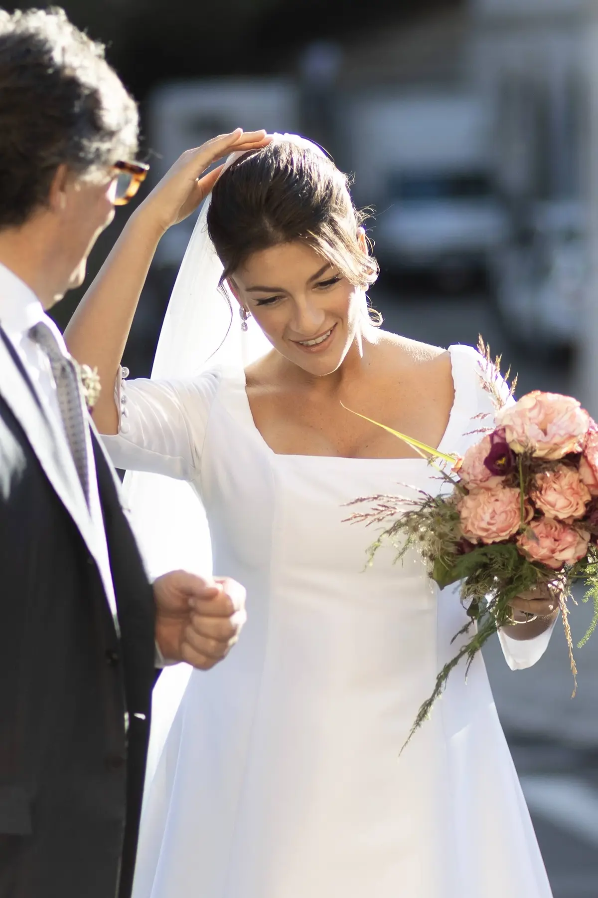 Abito da sposa redingote in mikado con scollo squadrato e maniche lunghe - Alessio Cristalli