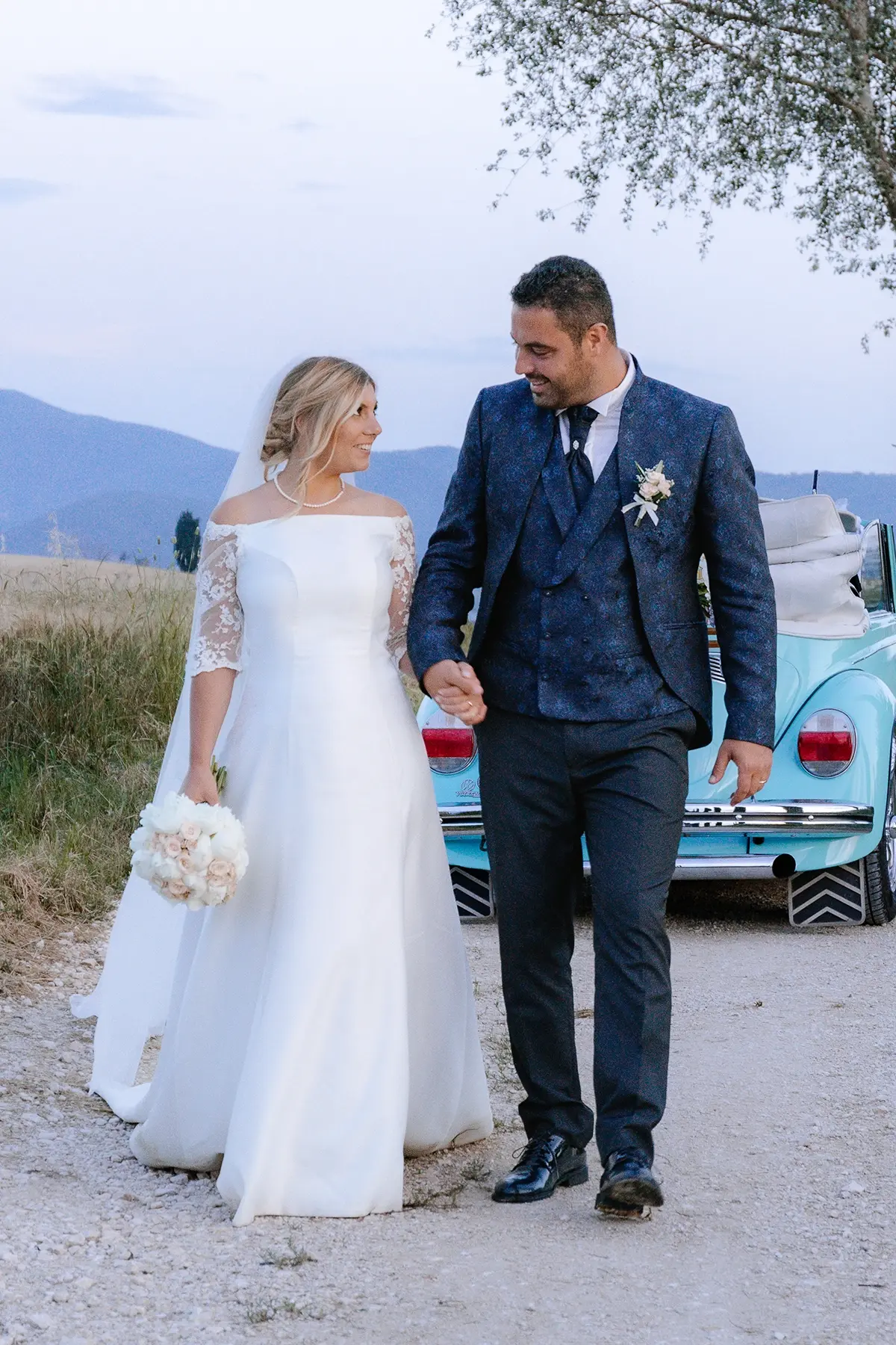 Abito da sposa scivolato con maniche in pizzo e scollo dritto sartoriale