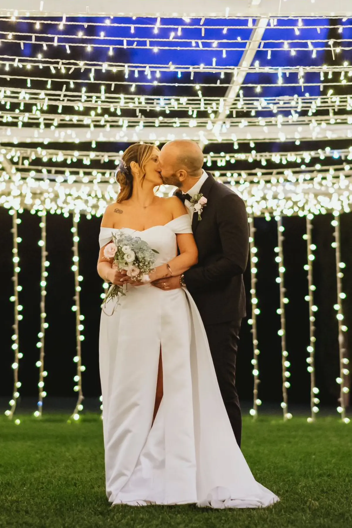 Abito da sposa con maniche omerali, spacco e bustino a cuore in pizzo