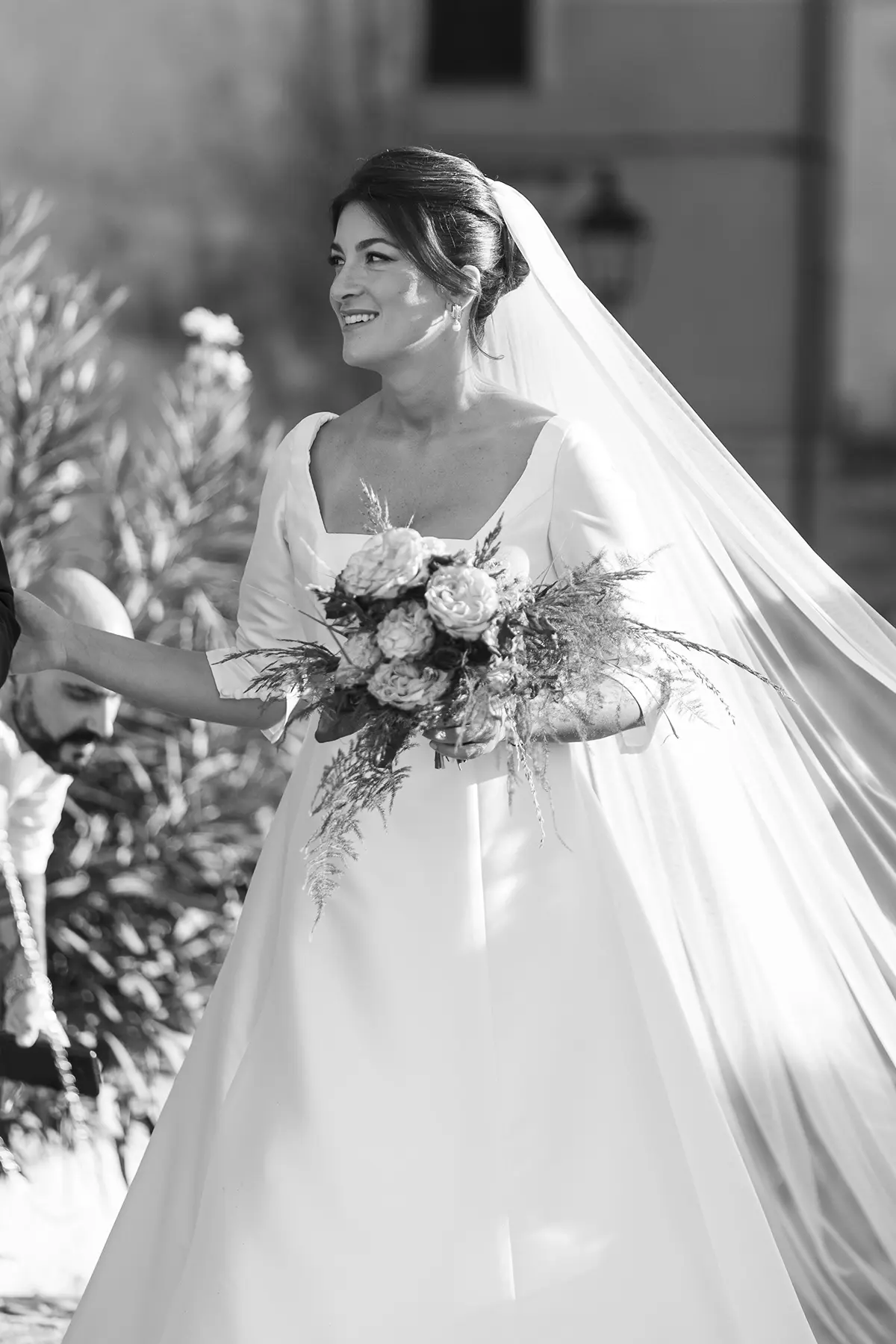 Vestito nuziale redingote in mikado con maniche e scollo squadrato