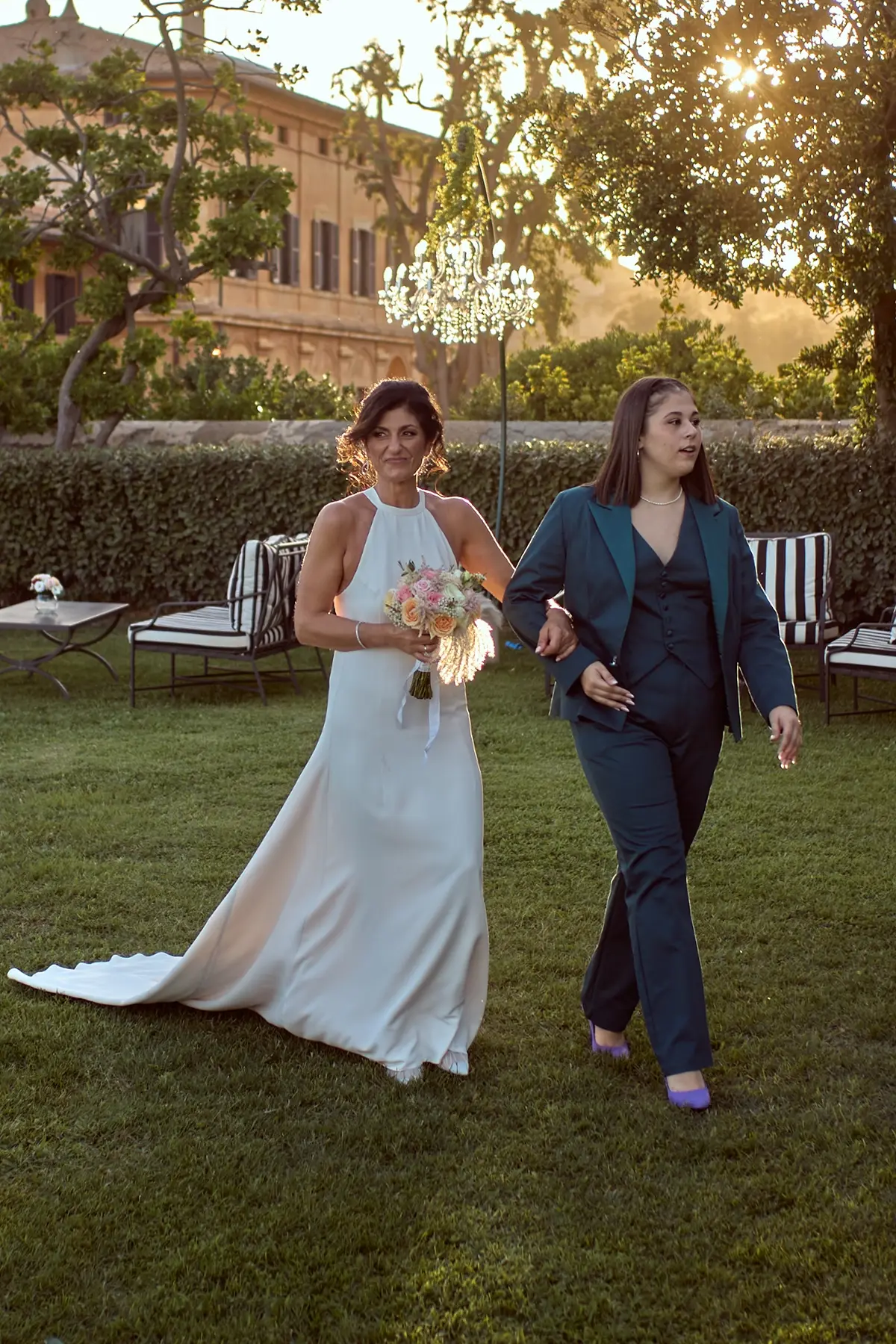 Abito da sposa minimale in cadi a collo alto con schiena scoperta