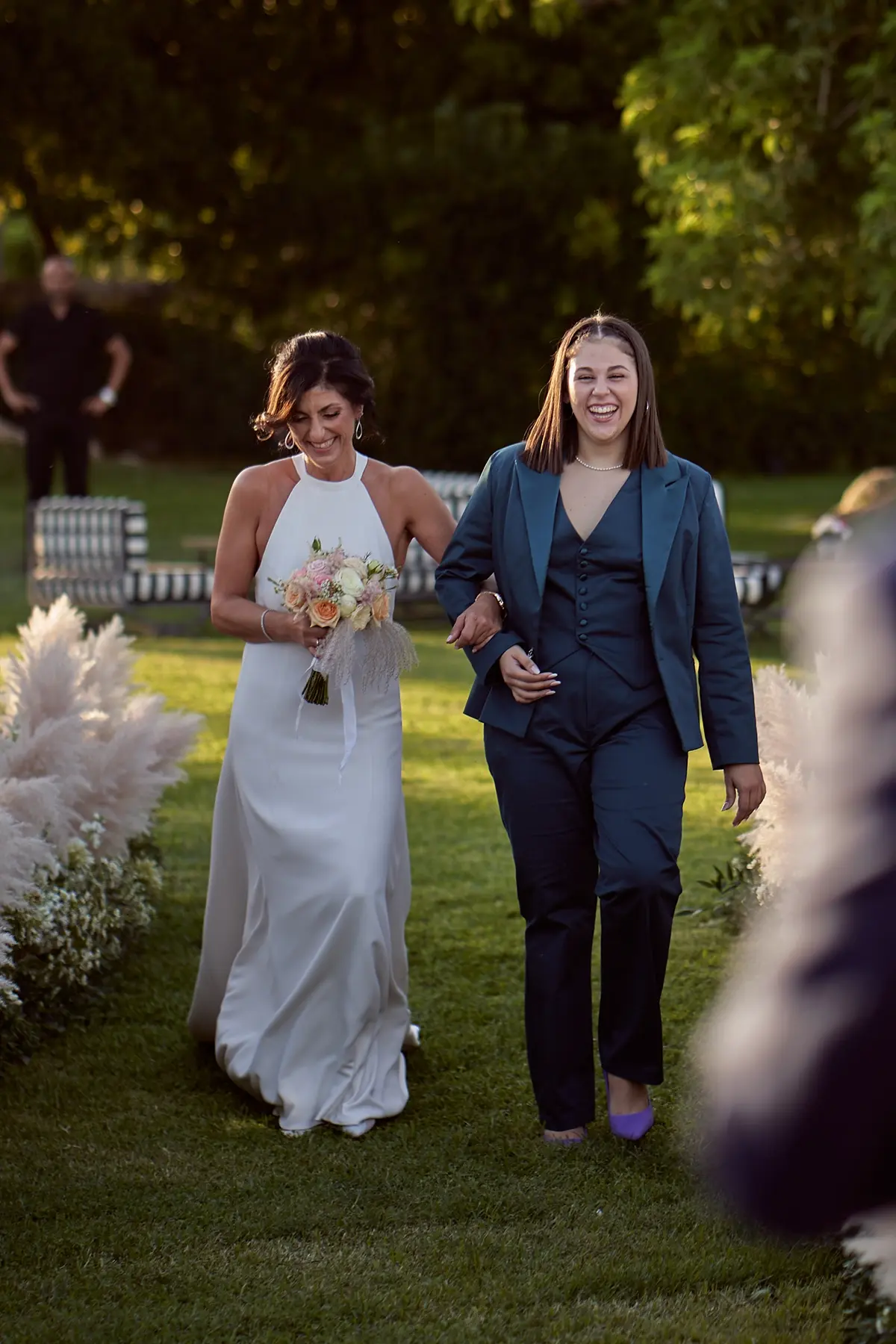 Abito da sposa stile Meghan Markle in cadi con collo alto e scollo americana