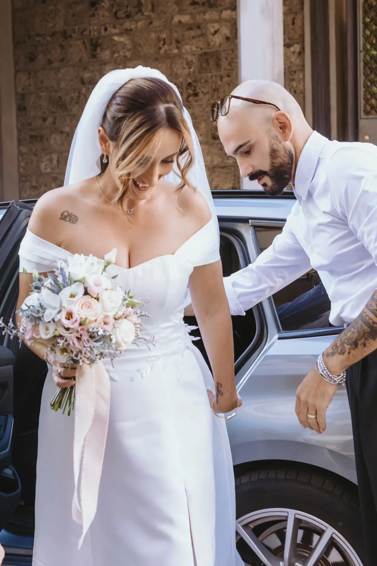 Abito nuziale scivolato con spacco e bustino a cuore ricamato