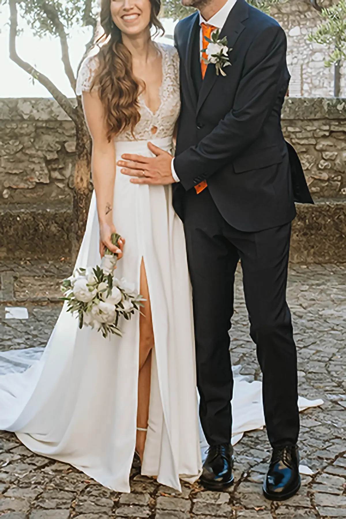 Abito da sposa con bustino destrutturato in pizzo chantilly ed effetto tattoo