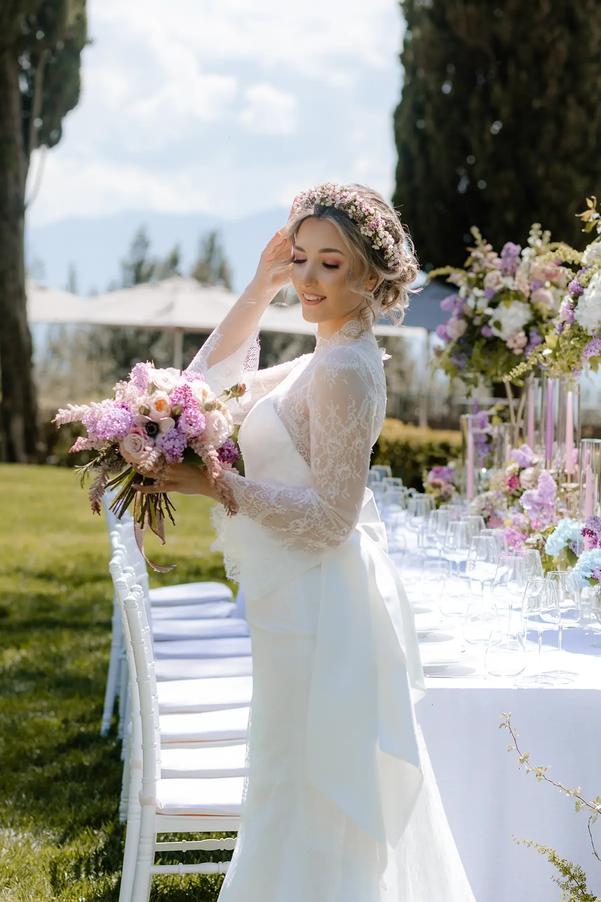 Abito a sirena in pizzo chantilly con maniche trasparenti e fiocco in duchesse