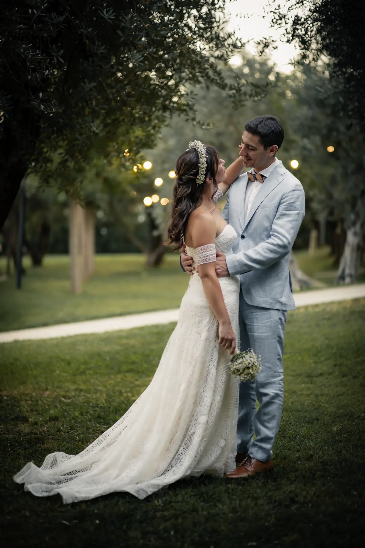 Abito da sposa boho chic in pizzo macramè tonalità rosa cipria