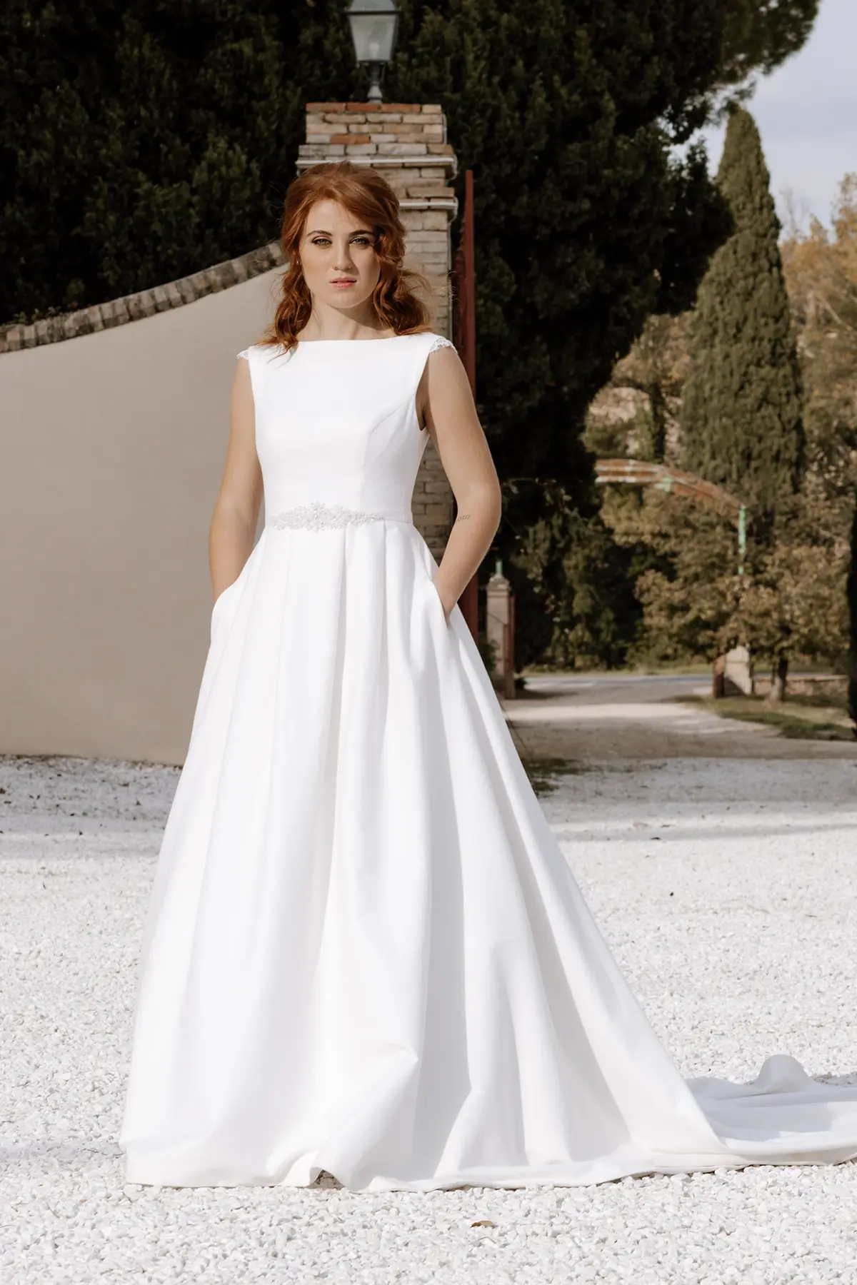 Abito da sposa principessa in pizzo di cotone con schiena nuda, fiocco e tasche
