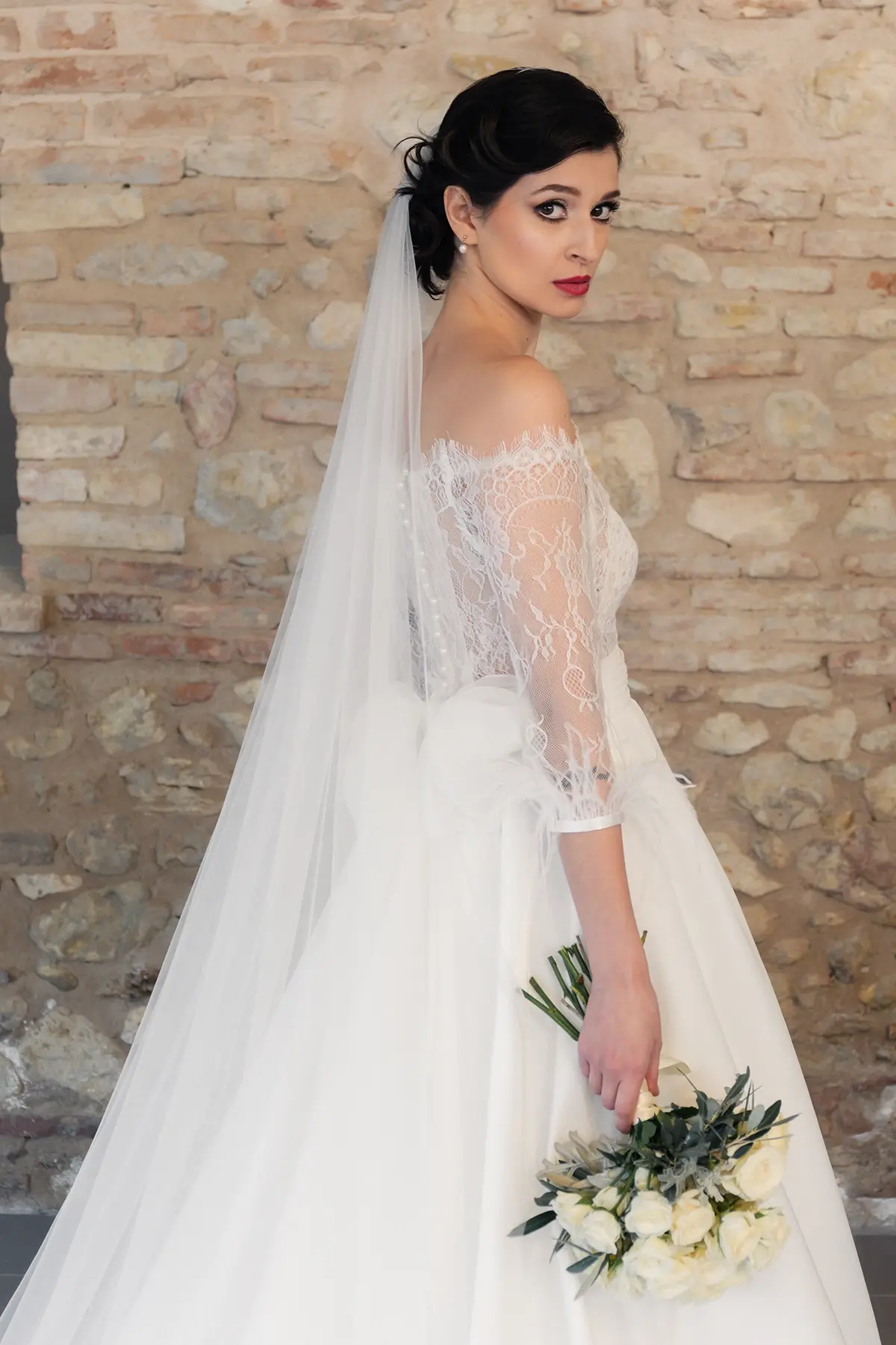 Vestito nuziale da principessa con decorazioni in piume e pizzo