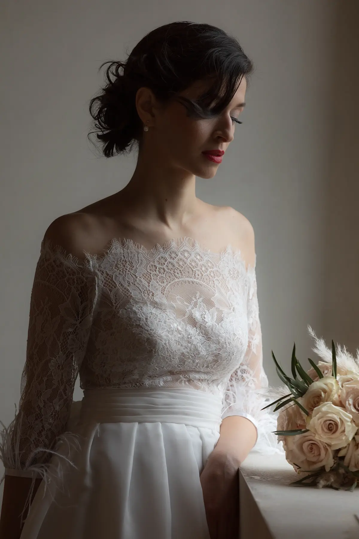 Abito da sposa ampio in pizzo chantilly, organza e piume