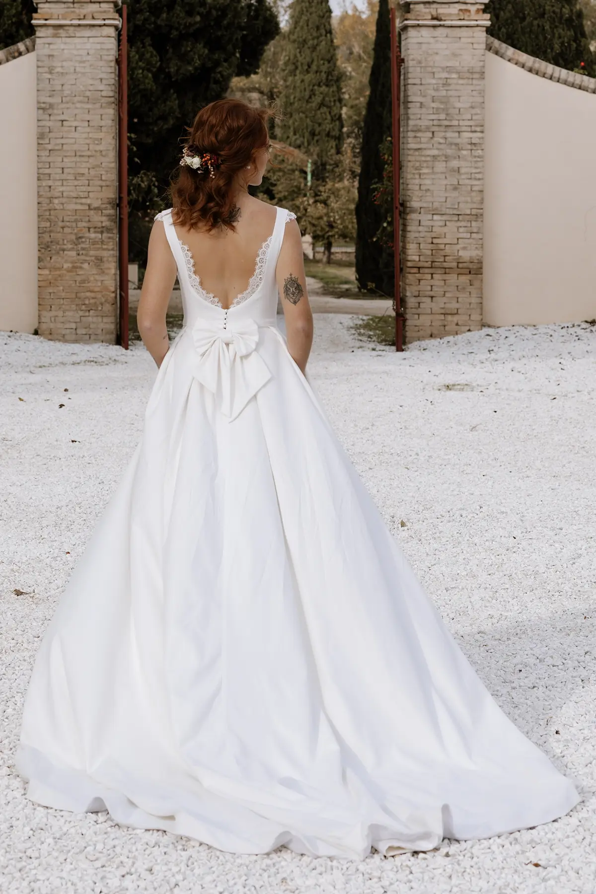 Abito principessa con gonna a pieghe in pizzo di cotone e tasche