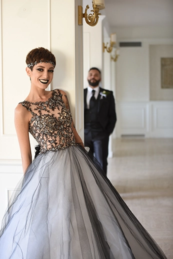 Abito da sposa nero con gonna ampia e pizzo ricamato su tulle