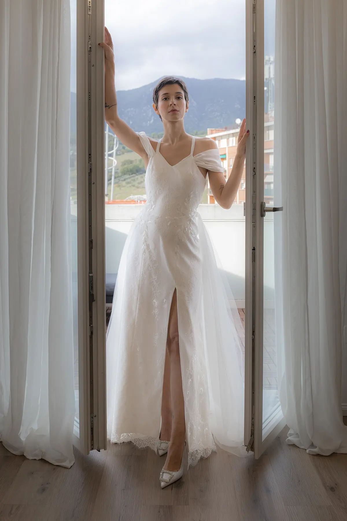 Abito da sposa in pizzo con sopragonna removibile in tulle
