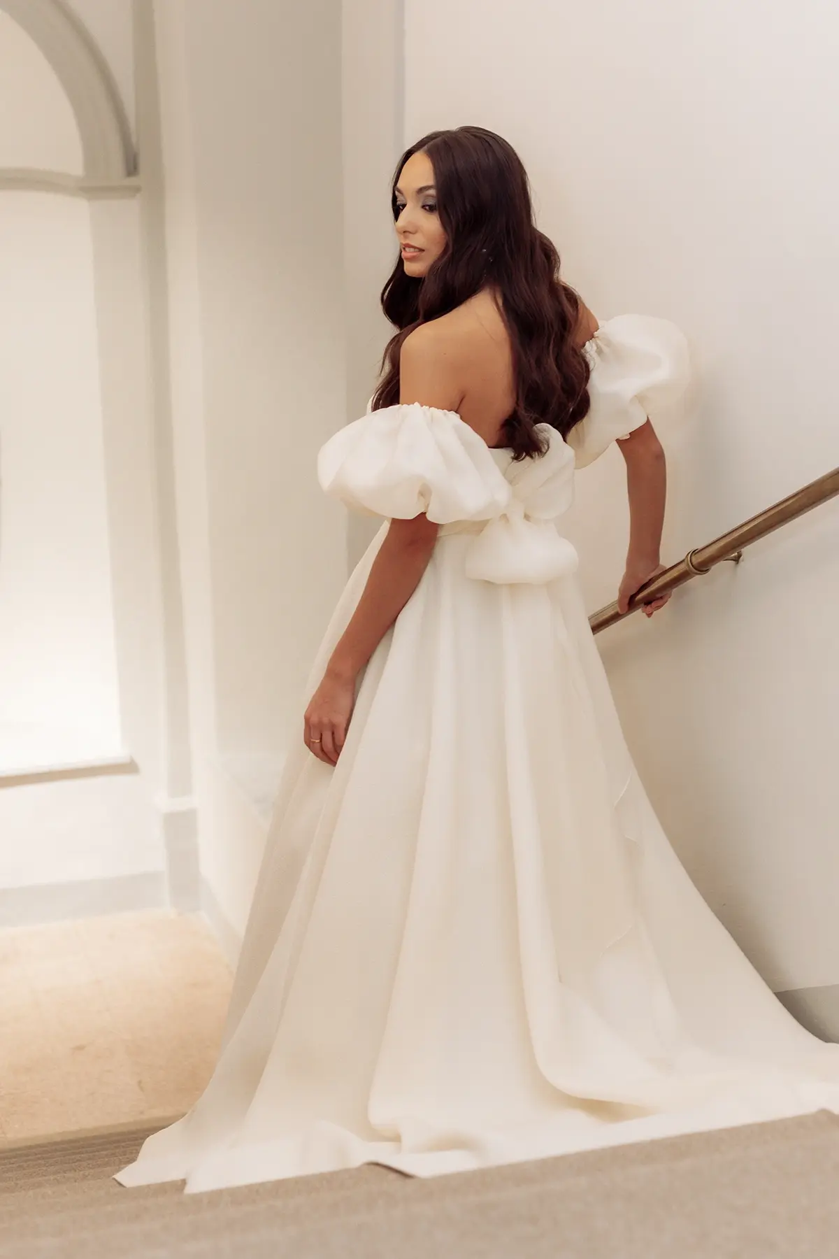 Abito da sposa in seta e organza con maniche a palloncino