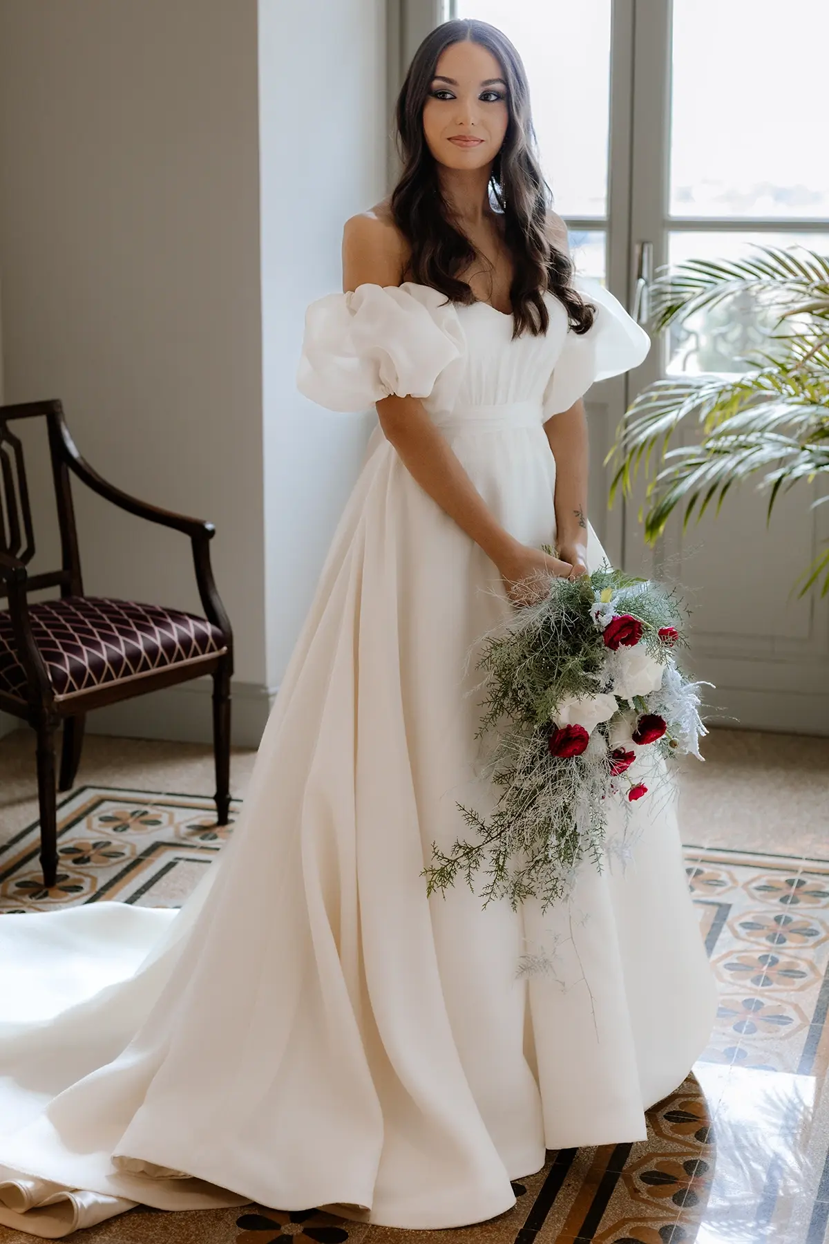 Abito nuziale in organza di seta con voluminose maniche a palloncino