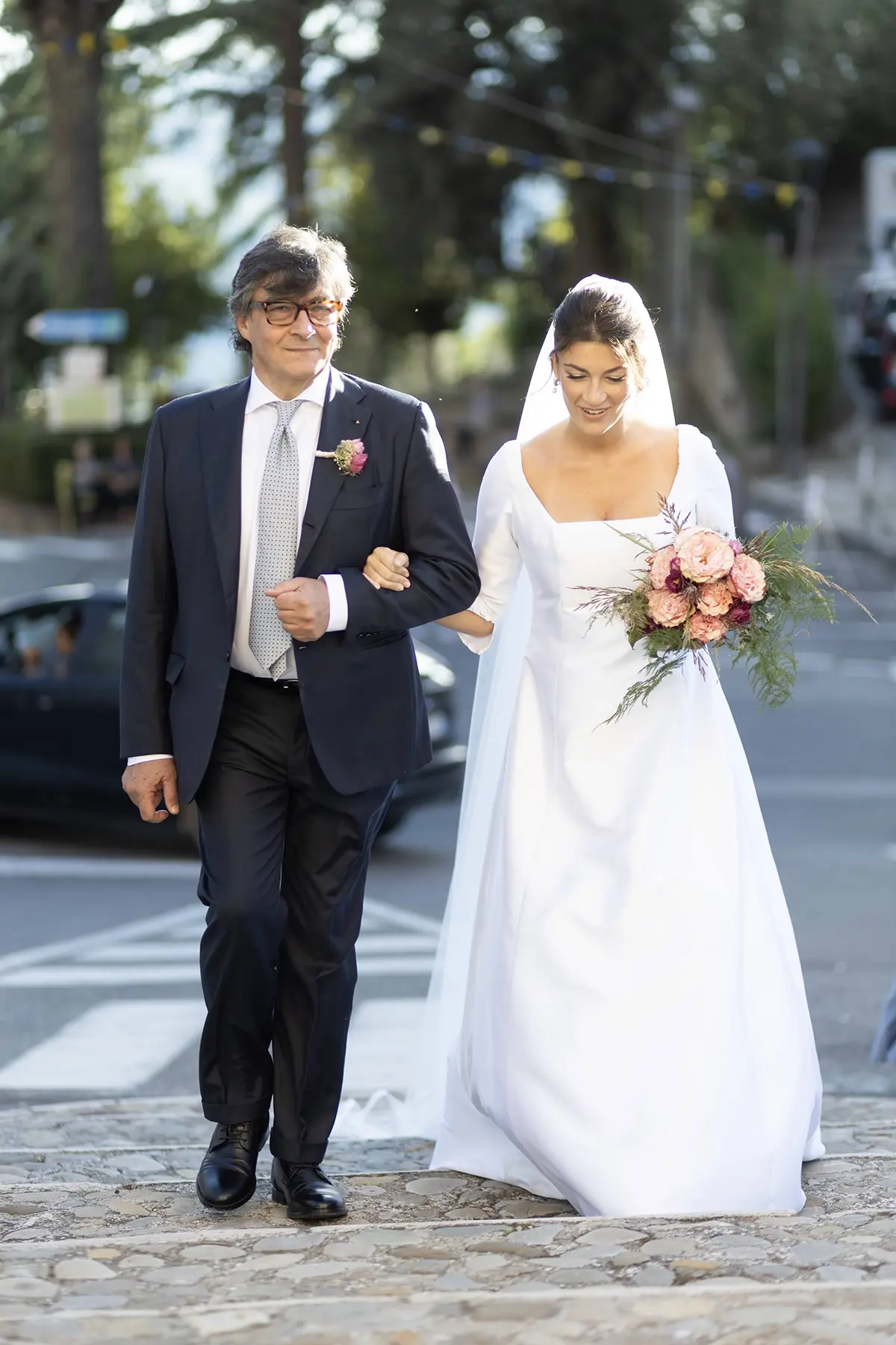 Abito da sposa minimale redingote in mikado con maniche lunghe
