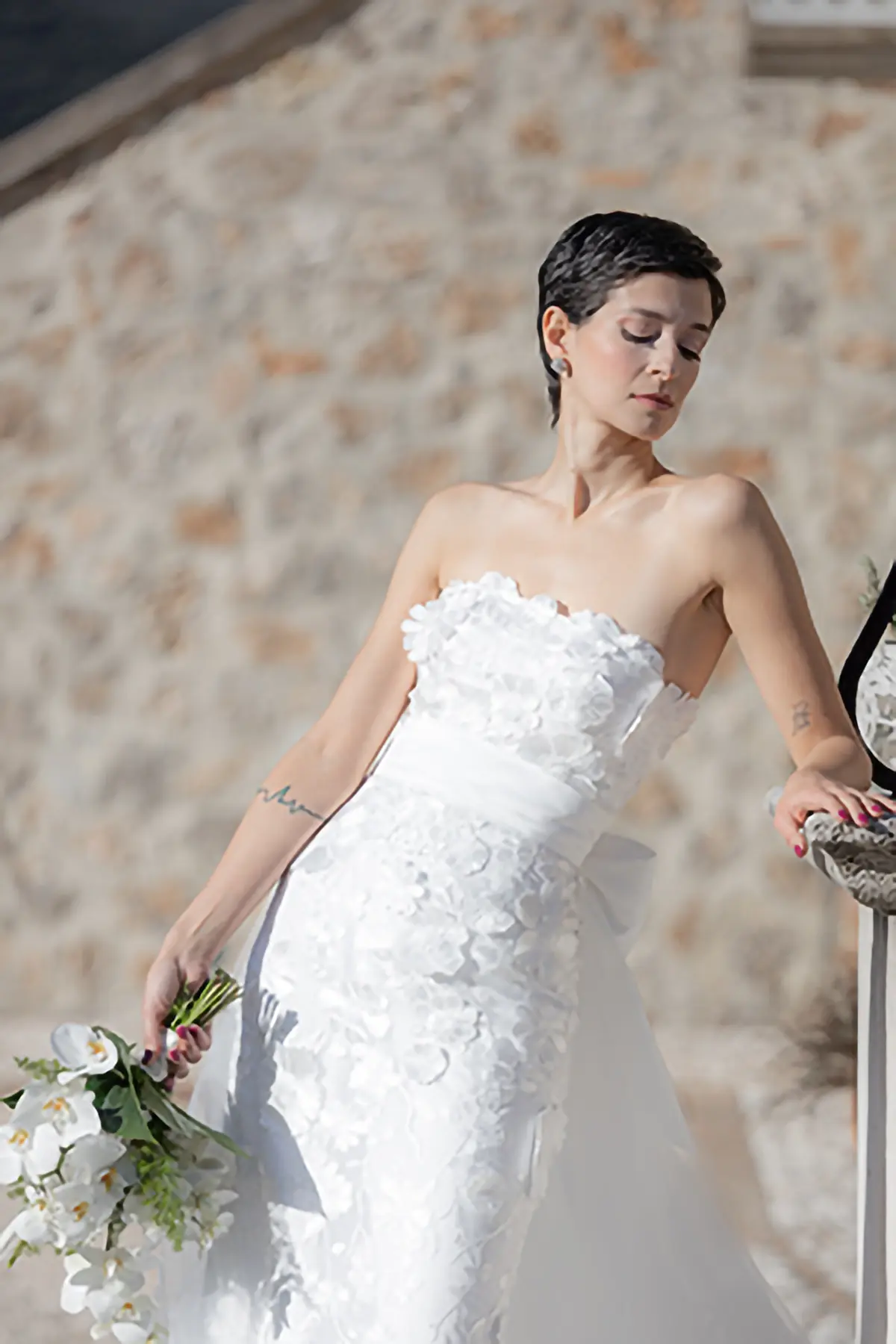 Abito da sposa a tubino con fiori 3D e sopragonna in tulle