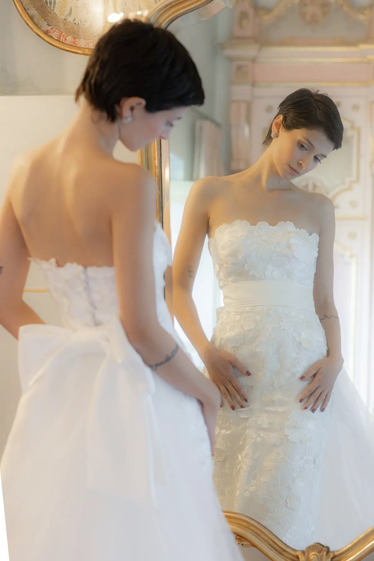 Abito a tubino con ricami fiori 3D e dettagli in tulle