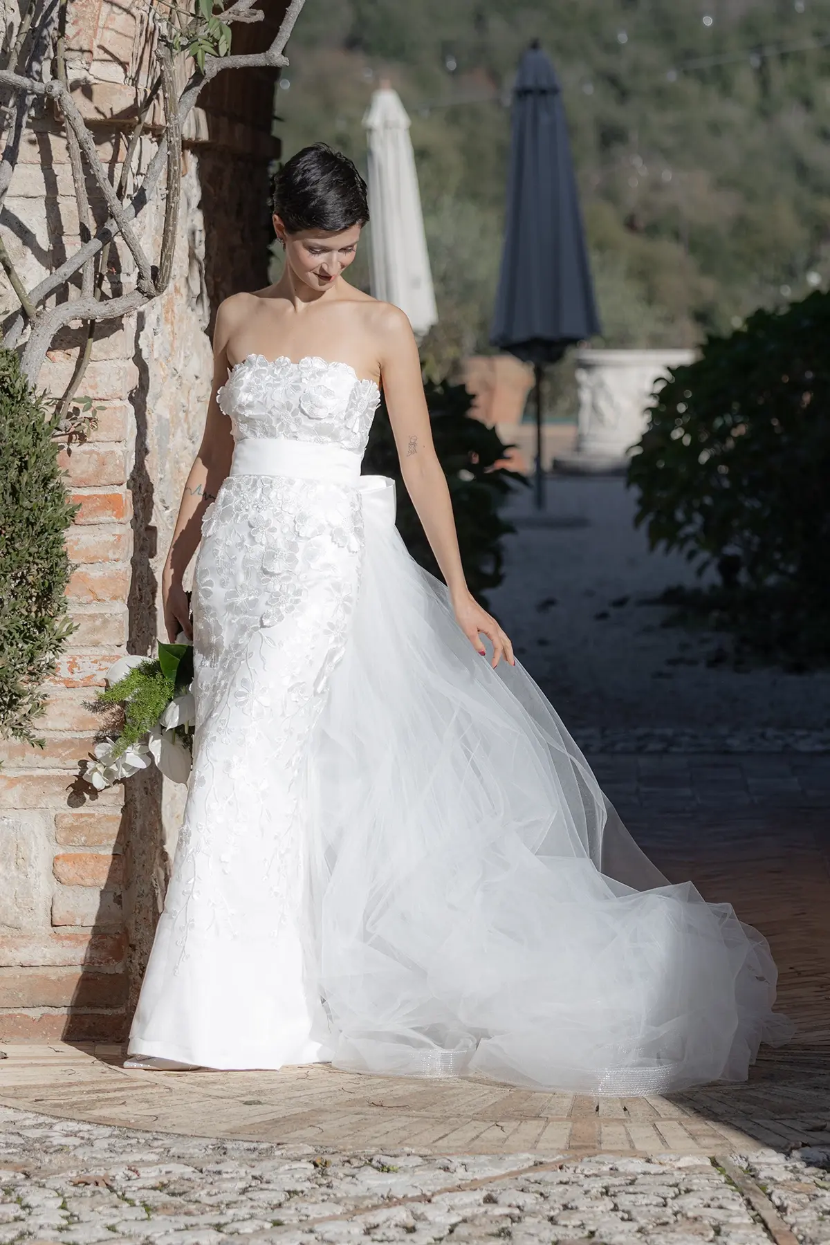 Semplice abito da sposa a tubino in pizzo e tulle sartoriale