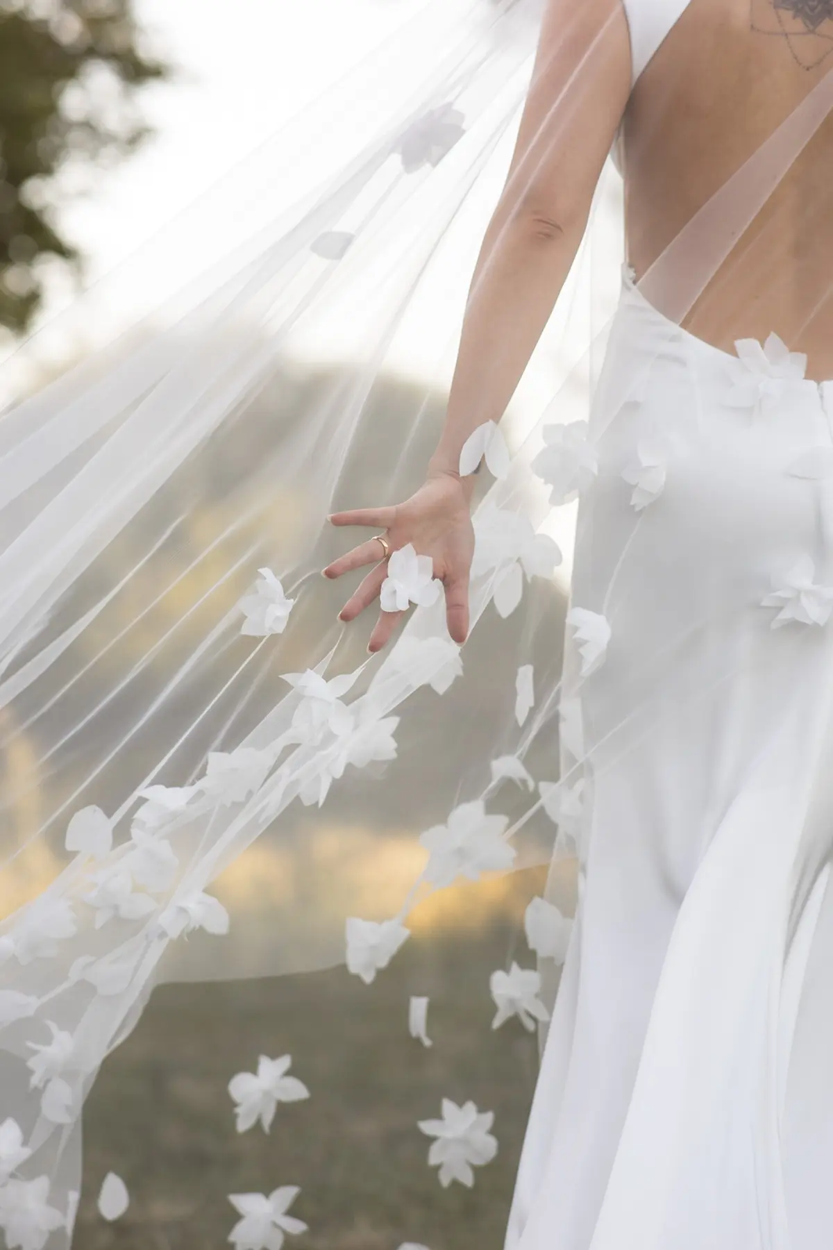 Dettaglio velo da sposa con fiori in organza e tulle leggero