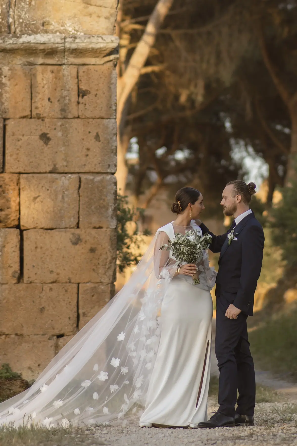 Velo sposa con applicazioni floreali 3D in organza